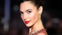 Senyum manis Artis Gal Gadot saat menghadiri acara pemutaran perdana "Batman V Superman: Dawn of Justice" di Leicester Square, London, Inggris, Selasa (22/3). Pemeran Wonder Woman ini menjadi pusat perhatian para fotografer. (AFP/JUSTIN Tallis)