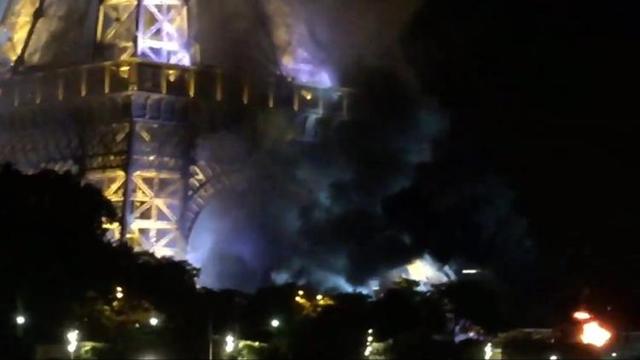 Asap Hitam Di Langit Menara Eiffel Saat Teror Nice Ulah Isis