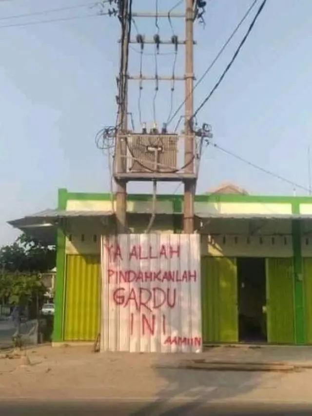 7 Potret Tiang Listrik Ini Ganggu Pemandangan, Ada yang di Tengah Jalan