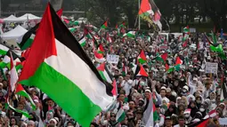 Para pengunjuk rasa meneriakkan slogan-slogan sementara yang lain melambaikan bendera Palestina dalam sebuah aksi unjuk rasa untuk mendukung rakyat Palestina di Gaza, di depan Kedutaan Besar Amerika Serikat di Jakarta, Sabtu, 1 Juni 2024. (AP Photo/Achmad Ibrahim)