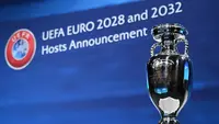 Foto yang diambil pada 10 Oktober 2023 menunjukkan trofi Piala Eropa UEFA dipajang beberapa saat sebelum pengumuman negara-negara terpilih yang akan menjadi tuan rumah turnamen Euro 2028 dan Euro 2032 dalam sebuah upacara di kantor pusat UEFA di Nyon. (Fabrice COFFRINI/AFP)