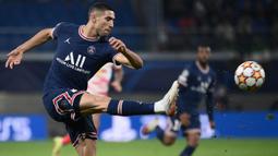 Achraf Hakimi didatangkan Paris Saint Germain pada bursa transfer musim panas ini dengan harga 54 juta euro. Sebelumnya, Hakimi merupakan salah satu pilar penting Inter Milan dalam meraih gelar Scudetto musim lalu. Ia saat ini digaji oleh PSG sebesar 130 ribu euro per minggunya. (AFP/Franck Fife)