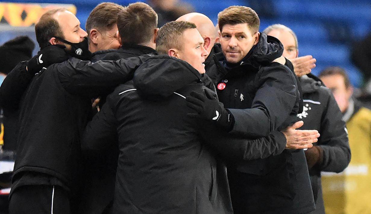 Gelandang legendaris Liverpool itu berhasil membawa anak asuhnya menjuarai Liga Skotlandia dengan tidak terkalahkan dalam 38 laga. (Photo by ANDY BUCHANAN / POOL / AFP)