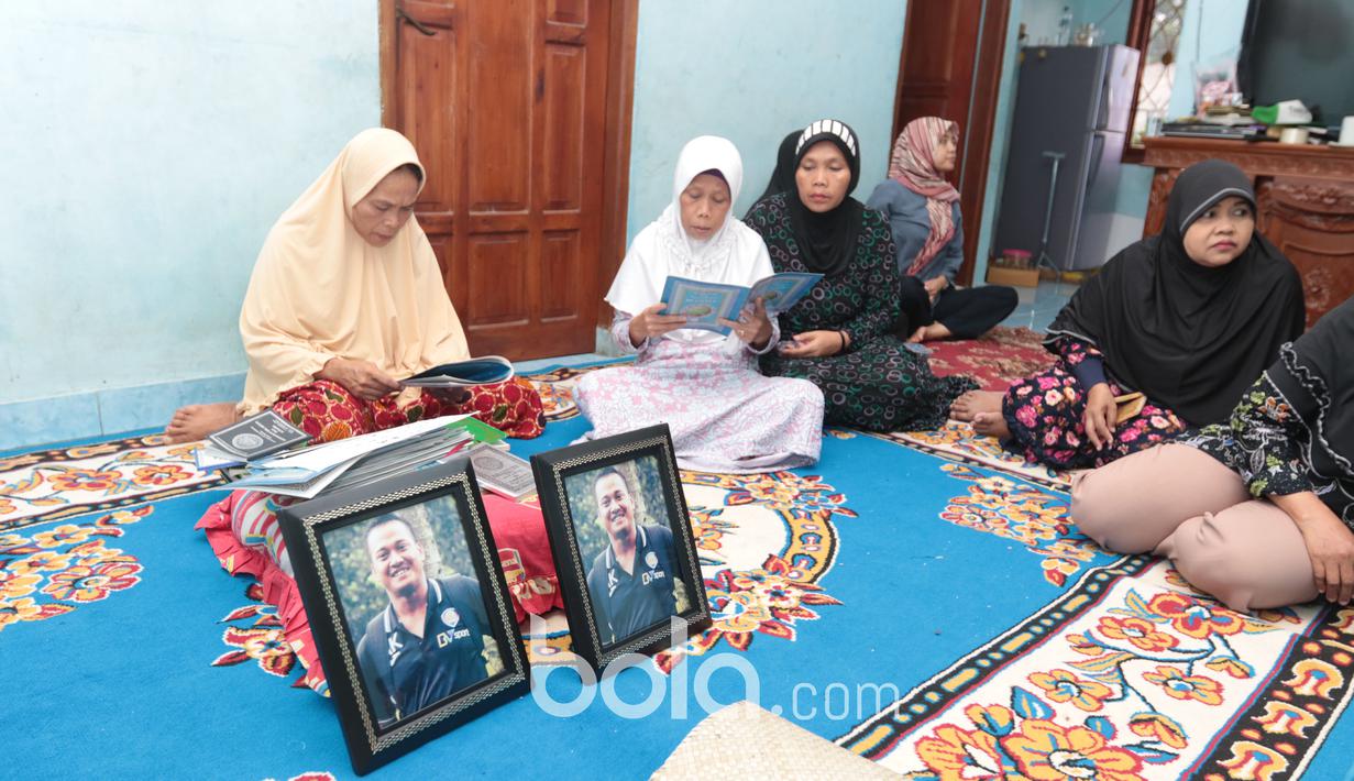 Suasana rumah duka, Achmad Kurniawan di Cijantung, (11/1/2017). (Bola.com/Nicklas Hanoatubun)