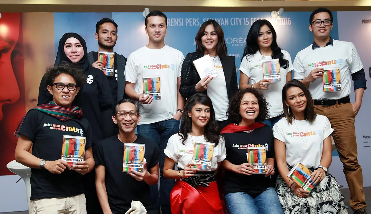 Mira Lesmana sebagai produser film AADC 2, ditemui di The Hall Senayan City, Jakarta Pusat, Senin (15/2/2016), mengatakan waktu yang tepat untuk peluncuran filmnya pada 28 April 2016. (Deki Prayoga/Bintang.com)