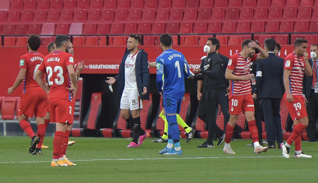 Setelah berkonsultasi dengan asisten wasit, Ricardo de Burgos Bengoetxea memutuskan untuk melanjutkan pertandingan yang tersisa satu menit yang sebelumnya mendapat protes dari para pemain Sevilla yang telah melepas jersey dan sepatu. Skor tidak berubah 2-1 untuk Sevilla. (AFP/Cristina Quicler)