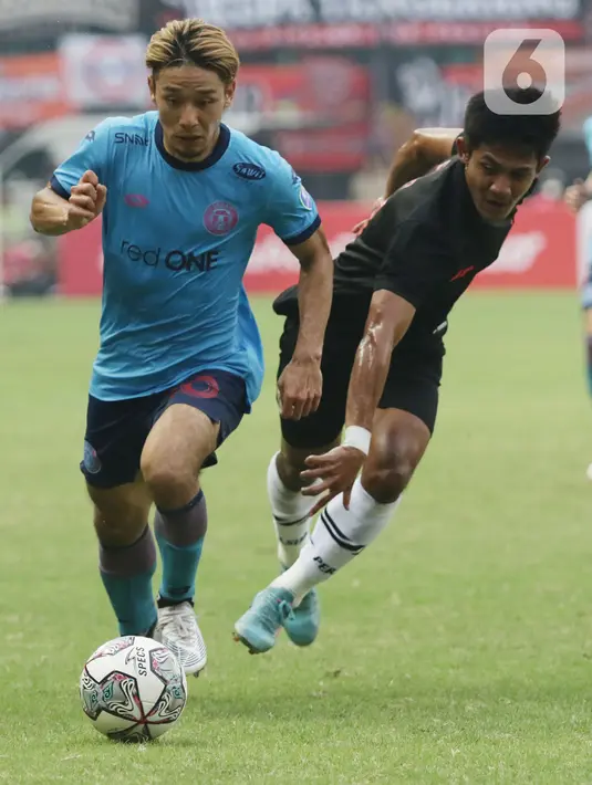 Pemain sayap Persija, Firza Andika (kanan) mencoba melewati adangan pemain Sabah FC pada laga uji coba internasional di Stadion Patriot Candrabhaga, Kota Bekasi, Minggu (5/6/2022). Persija kalah 1-2 dari Sabah FC. (Liputan6.com/Helmi Fithriansyah)