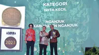 Kepala Dinas Lingkungan Hidup Kabupaten Nganjuk terima piala Penganugerahan Adipura 2023. (dok. KLHK)