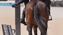 Seorang petugas polisi menunggang kuda selama patroli di sepanjang St Kilda Esplanade di Melbourne Melbourne (26/10/2020). Pejabat kesehatan Australia melaporkan tidak ada kasus virus corona baru atau kematian di negara bagian Victoria. (AFP Photo/William West)