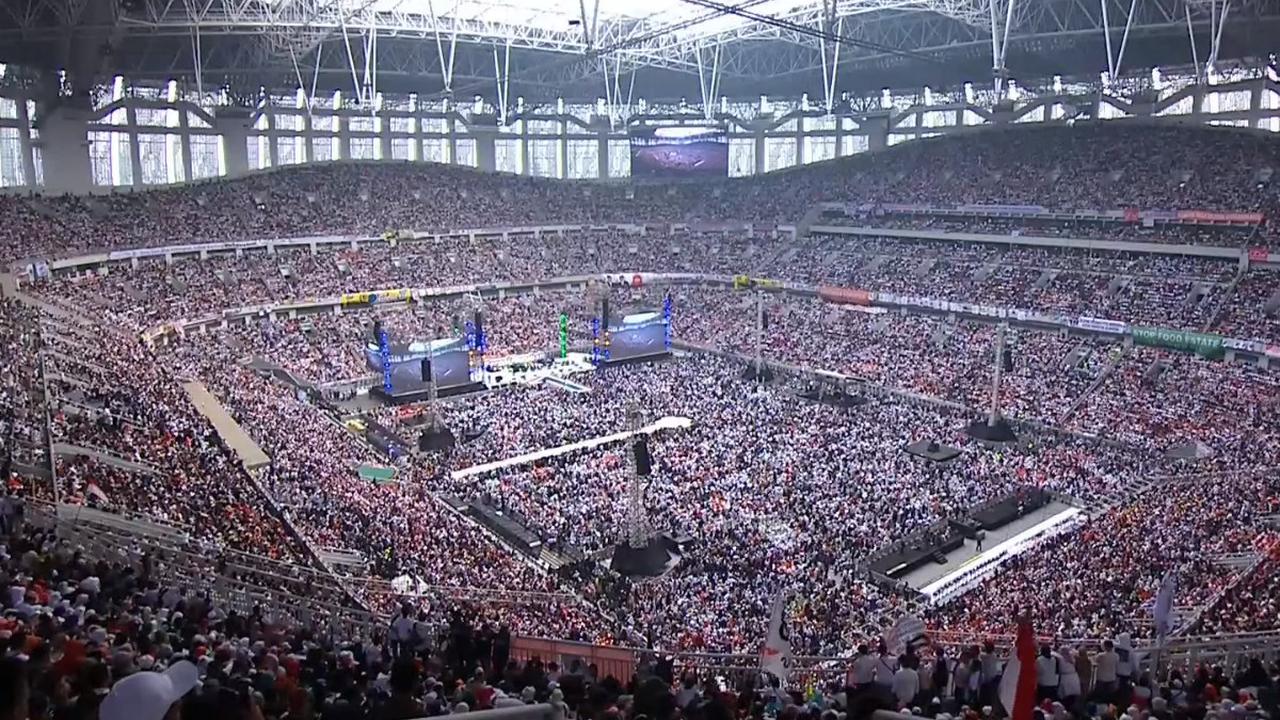 Sejauh ini, area dalam Stadion JIS sudah hampir penuh karena dipadati oleh pendukung AMIN.&nbsp;<br>