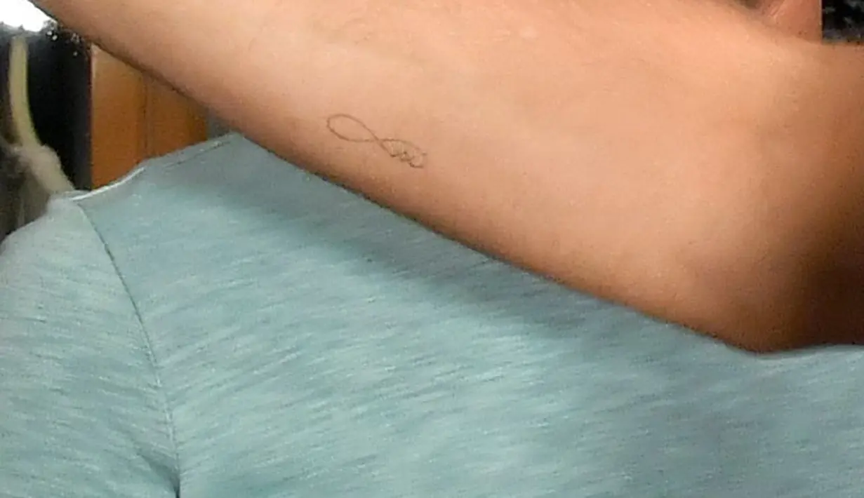 Ariana Grande dan Pete Davidson pun hanya membutuhkan waktu singkat untuk mengabadikan cinta mereka dengan cara yang sama. (ROB LATOUR/WWD/REX/SHUTTERSTOCK/Cosmopolitan)