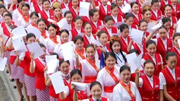 Sejumlah wanita mengenakan pakaian tradisional saat mengikuti seleksi menjadi calon pramugari di Chengdu, Provinsi Sichuan, 27 Mei 2016. Lebih dari 500 wanita cantik mengikuti sesi interview sebuah perusahaan penerbangan di Tiongkok. (REUTERS/Stringer)