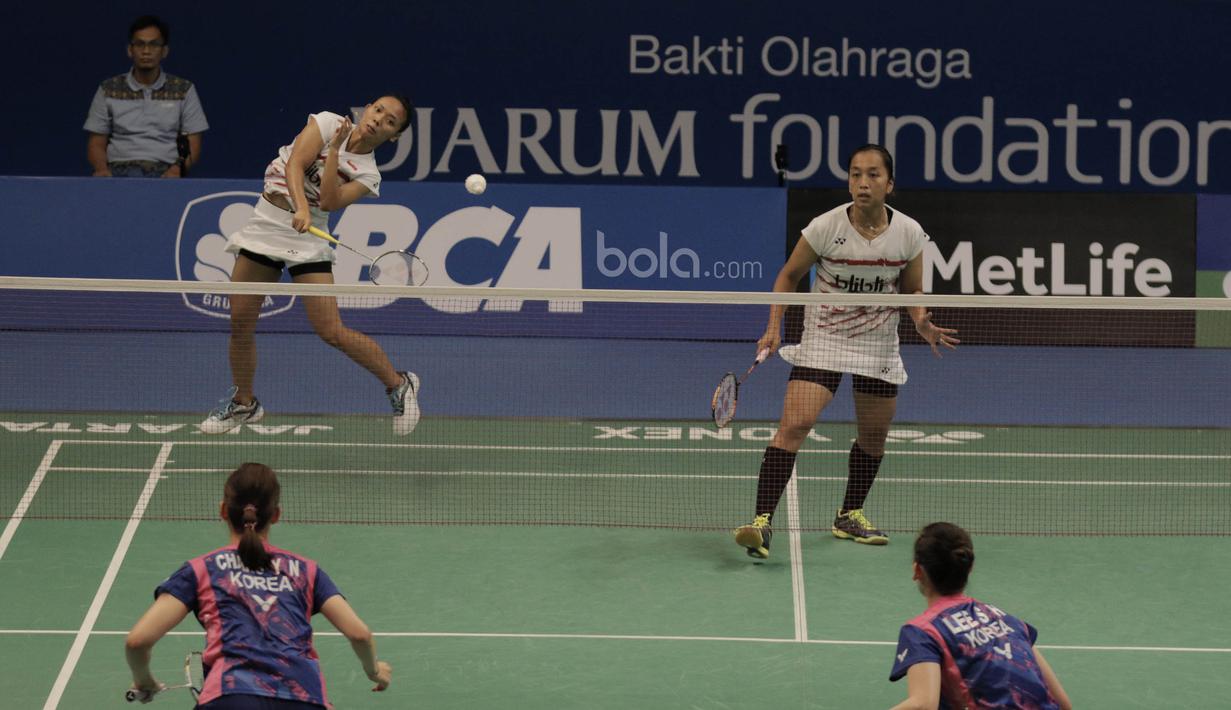 Pasangan  ganda putri Indonesia, Della Puspita Haris/Rosyita Eka Putri Sari, kalah dari pasangan Korea, Chang Ye Na/Lee So hee pada laga Indonesia Open 2017 di JCC, Jumat (16/6/2017). Indonesia kalah 21-17, 13-21- 13-21. (Bola.com/M Iqbal Ichsan)
