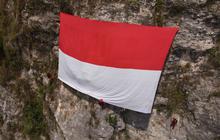 FOTO: Penampakan Gagahnya Merah Putih Raksasa Terbentang di Tebing Gua Lalay Bogor