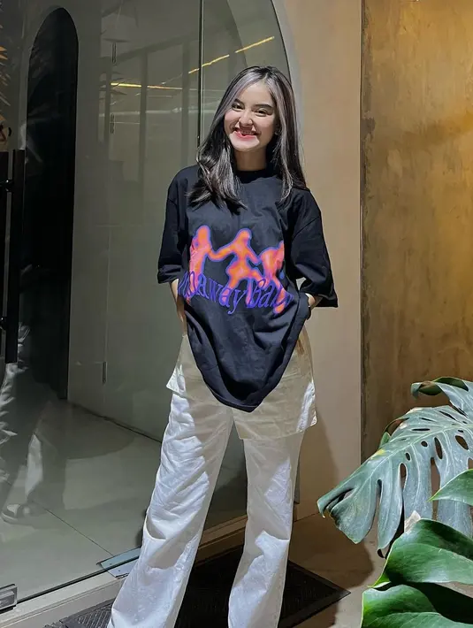 Dalam kisah Preman Pensiun 6, Putri Ziani merupakan seorang karyawan baru yang mulai masuk ke usaha kicimpring milik Kang Mus. (FOTO: instagram.com/putriziani)