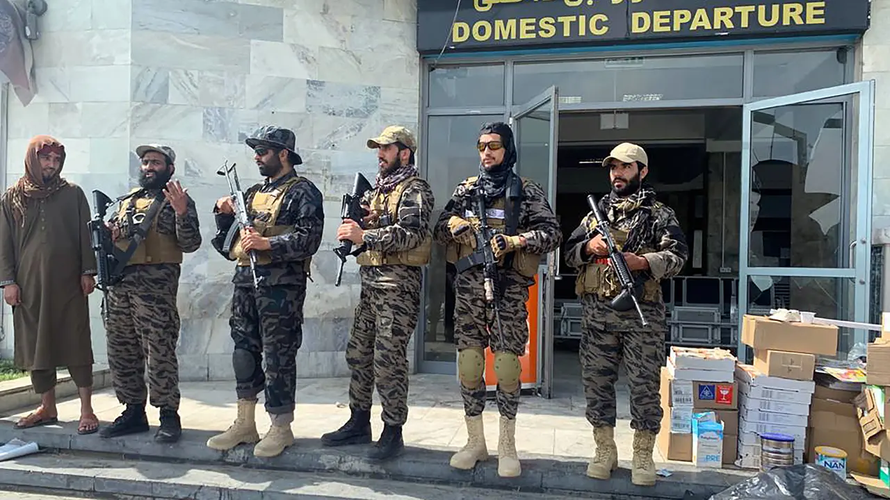 FOTO: AS Angkat Kaki, Pasukan Taliban Kuasai Bandara Kabul