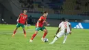 Pemain Timnas Maroko U-17, Abdel Maali (tengah) menguasai bola dibayangi pemain Timnas Mali U-17, Moussa Traore pada laga perempat final Piala Dunia U-17 2023 di Stadion Manahan, Solo, Sabtu (25/11/2023). (Doc. LOC WCU17/RKY)