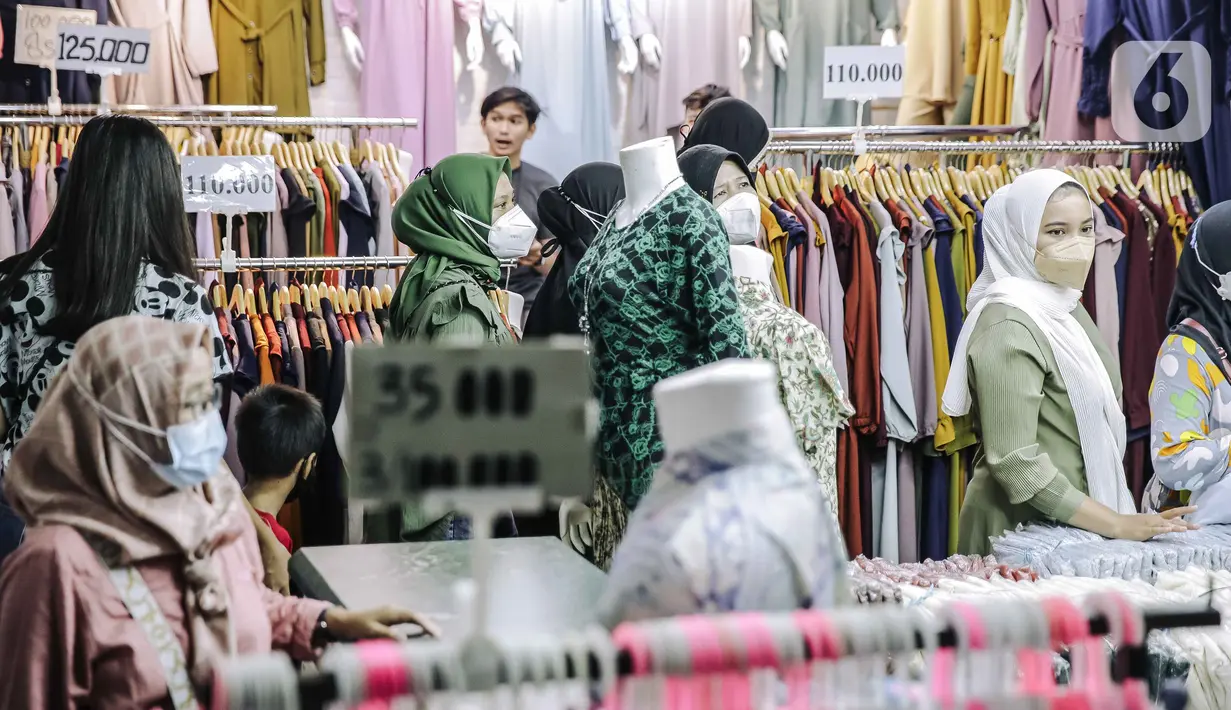 Pengunjung saat berbelanja di Pasar Tanah Abang, Jakarta, Minggu (10/10/2021). Dilonggarkannya kebijakan PPKM di Jakarta membuat aktivitas perdagangan di Pasar Tanah Abang kembali bangkit. (Liputan6.com/Faizal Fanani)