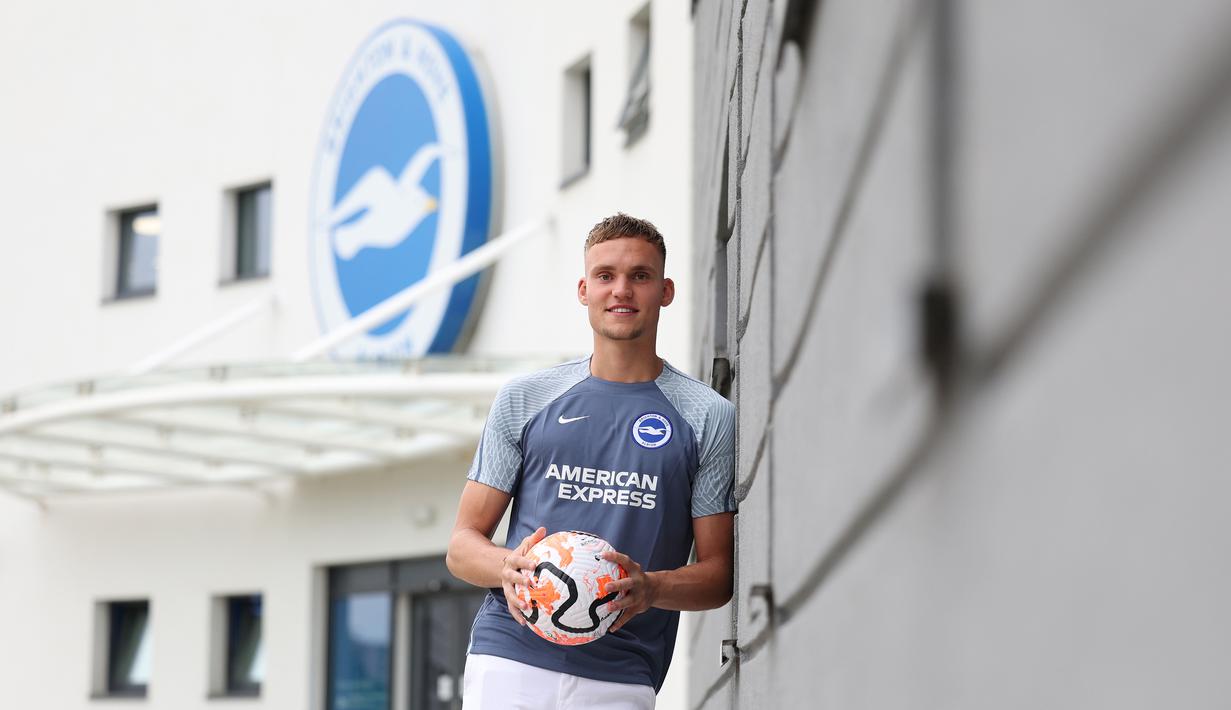 Setelah tampil cemerlang bersama Anderlecht, Bart Verbruggen melanjutkan petualangannya ke Premier League dengan memperkuat Brighton and Hove Albion pada awal musim 2023/2024. Bersama Jason Steele, ia harus bersaing memperebutkan posisi kiper utama yang ditinggalkan Robert Sanchez. (brightonandhovealbion.com)
