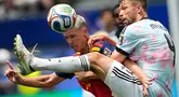 Pemain Spanyol Dani Olmo berebut bola denganpemain Belgia Brandon Mechele (selama pertandingan perempat final Piala Dunia antara Spanyol dan Belgia di Inglewood, California, dekat Los Angeles, Jumat, 10 Juli 2026. (AP Photo/Lindsey Wasson)