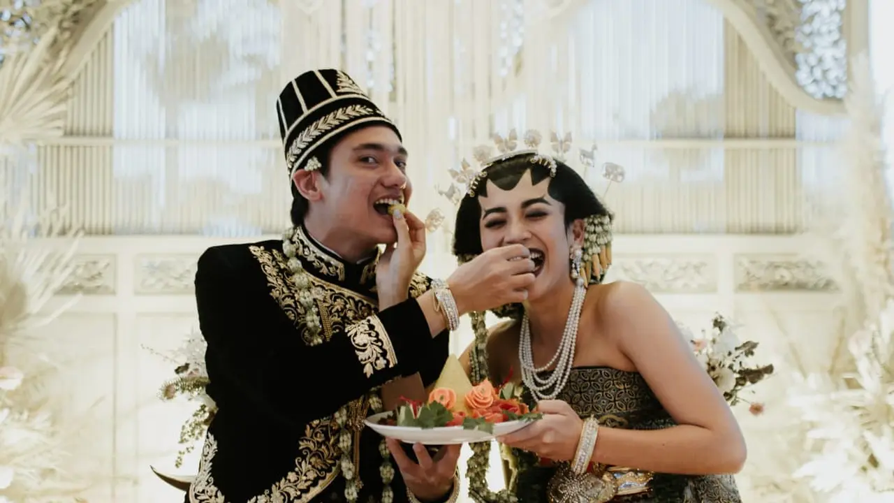 Pernikahan Adipati Dolken dan Canti Tachril