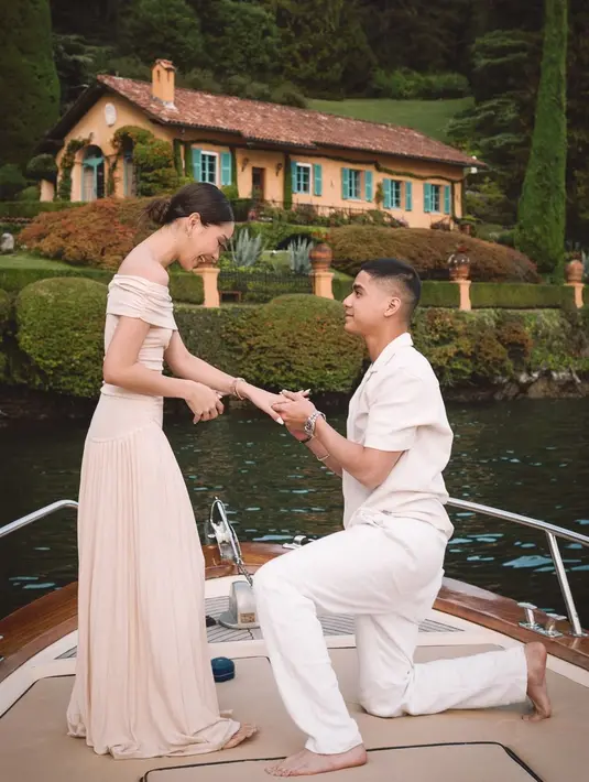 Dalam unggahannya, tampak sang mantan kekasih yang kini jadi calon istrinya mengenakan off shoulder dress warna krem dengan detail rok lipit yang elegan. [@alghazali7].