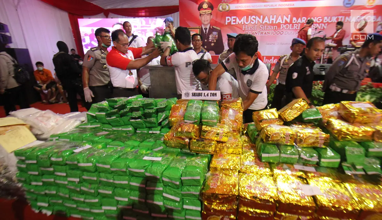 Ratusan paket narkoba ditampilkan petugas sebelum di musnahkan di Garbage Plant, Bandara Soekarno-Hatta, Tangerang, Selasa (15/08). (Liputan6.com/Helmi Afandi)
