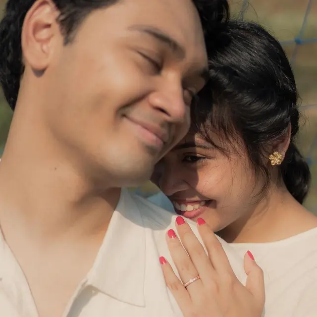 5 Tahun Pacaran, Ini 6 Momen Lamaran Mikha Angelo dan Pebulutangkis Gregoria Mariska