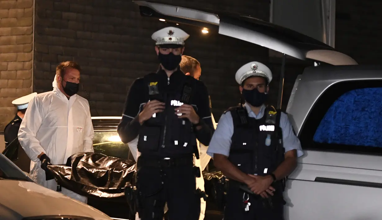Pekerja pemakaman membawa jenasah salah satu dari lima anak yang ditemukan tewas di kota Solingen, Jerman (3/9/2020). Polisi mengatakan lima anak ditemukan tewas di sebuah apartemen dan ibu mereka dicurigai membunuh mereka. Mayat tiga perempuan dan dua laki-laki ditemukan. (Roberto Pfeil/dpa via AP)
