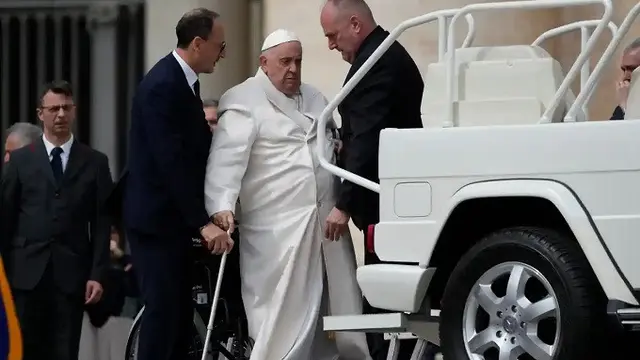 Paus Fransiskus saat dibawa masuk ke mobilnya di Lapangan Santo Petrus pada Rabu (29/3/2023), untuk dibawa ke rumah sakit. (Dok. Alessandra Tarantino/AP)