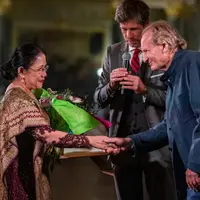 Bioderma Perancis memberikan penghargaan internasional dokter wanita Indonesia yang pertama menerima Naos Ecobiology International Award 2024.