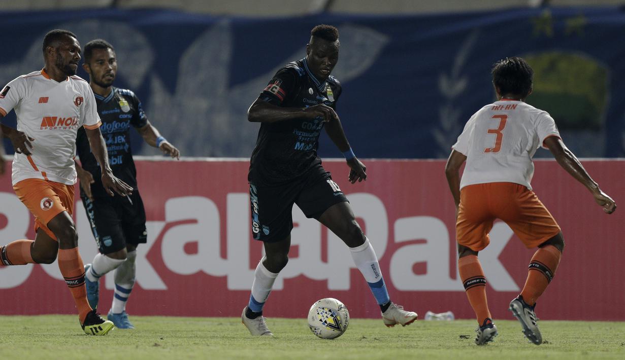 Striker Persib Bandung, Ezechiel Ndouasel, menggiring bola saat melawan Perseru Serui pada laga Piala Presiden 2019 di Stadion Si Jalakl Harupat, Soreang, Bandung, Selasa (12/3). Persib menang 4-0 atas Perseru.(Bola.com/Yoppy Renato)