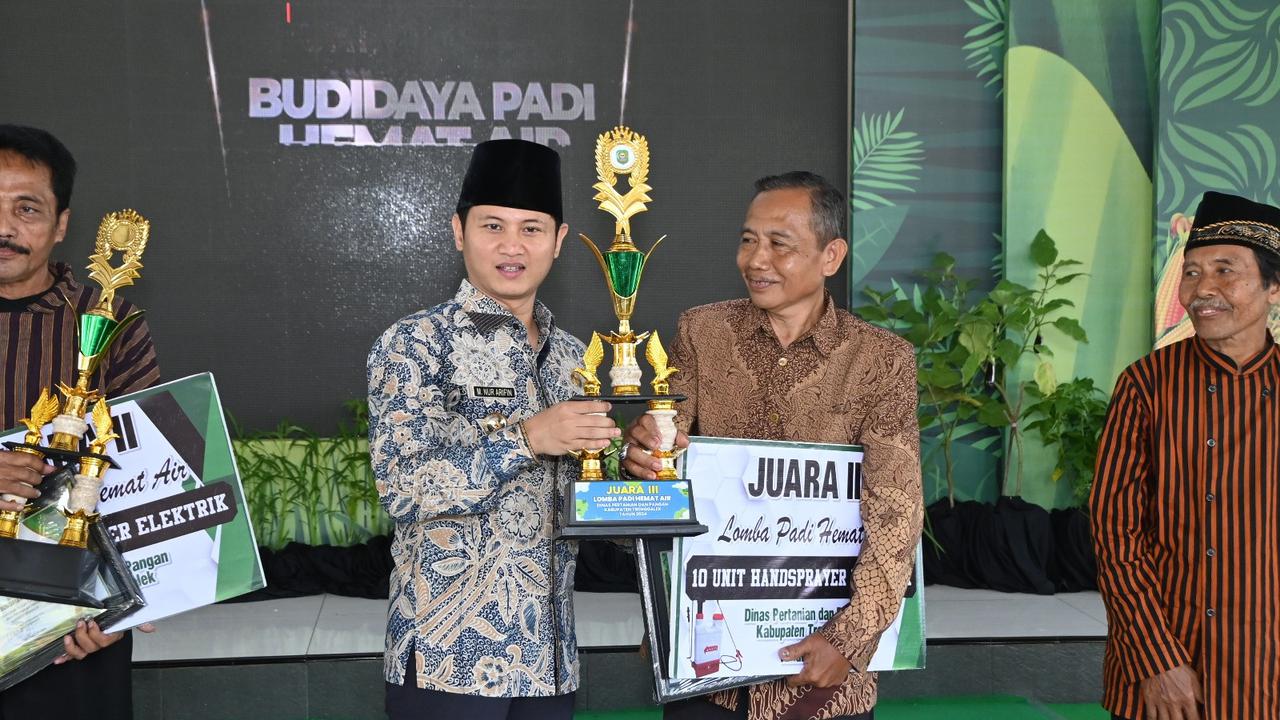 Bupati Trenggalek Berikan Penghargaan Kepada Kelompok Tani Berprestasi
