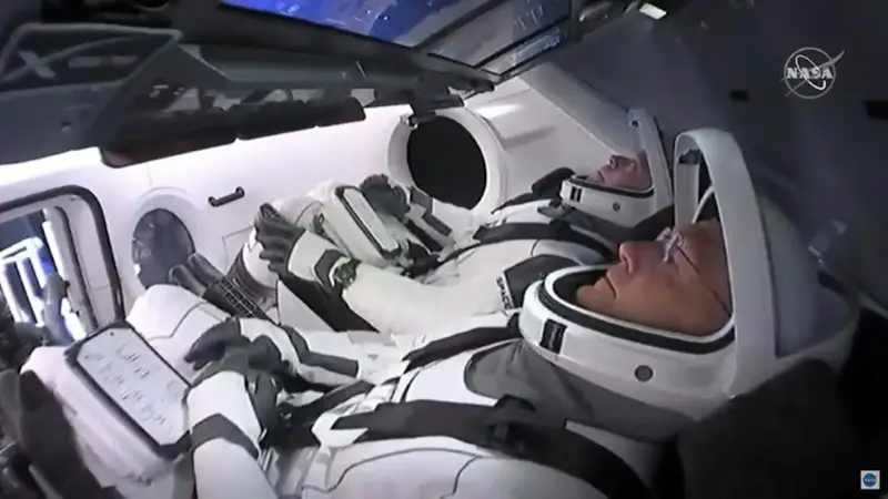 Dua Astronaut NASA, Bob Behnken dan Doug Hurley saat berada di dalam kapsul SpaceX Crew Dragon (Photo Credit: NASA TV/AFP/)