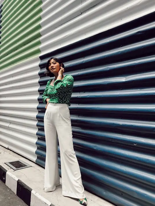 <p>Korean top berwarna hijau yang dikolaborasikan dengan celana berwarna putih.&nbsp;(instagram/hestipurwadinata)</p>