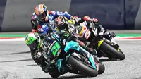 Pembalap Petronas Yamaha SRT, Franco Morbidelli (kiri), bersaing dengan rider Avintia, Johann Zarco, pada MotoGP Austria, Minggu (16/8/2020). (AFP/Joe Klamar)