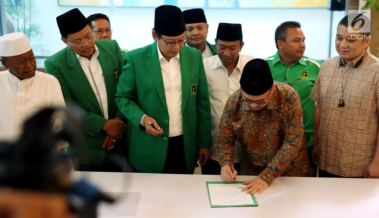 Bakal calon gubernur Jawa Tengah dari Partai Gerindra, Sudirman Said menandatangani surat dukungan deklarasi saat Rapimnas PPP di Jakarta, Rabu (20/12). PPP kubu Djan Faridz resmi mendukung Sudirman Said di Pilgub Jateng 2018. (Liputan6.com/JohanTallo)