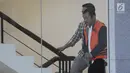 Kadis Kelautan dan Perikanan, Edy Sofyan menuju ruang pemeriksaan di Gedung KPK, Selasa (30/7/2019). Edy Sofyan diperiksa terkait dugaan suap izin prinsip dan lokasi pemanfaatan laut proyek reklamasi di wilayah pesisir dan pulau-pulau kecil Kepulauan Riau Tahun 2018/2019. (merdeka.com/Dwi Narwoko)
