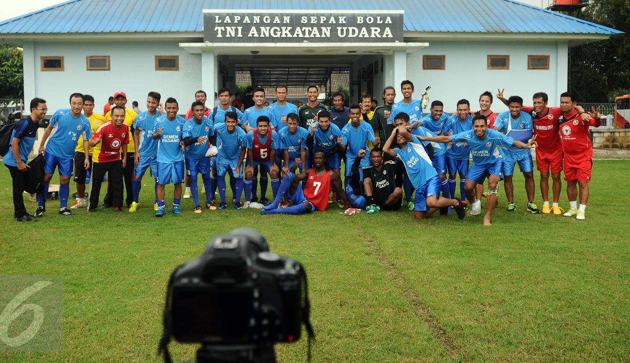 Sejumlah pemain Semen Padang berfoto bersama usai latihan di Lapangan Sutasoma, Halim Perdanakusuma, Jakarta, Jumat (22/1/2016). Latihan ini persiapan menghadapi Mitra Kukar di final piala Jenderal Sudirman. (Liputan6.com/Helmi Fithriansyah)