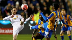 Aksi pemain MU, Juan Mata saat melawan Shrewsbury Town pada putaran kelima Piala FA di Stadion Greenhous Meadow, Shrewsbury, Selasa (23/2/2016) dini hari WIB. (Reuters/Andrew Yates)