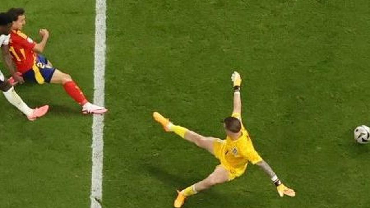Dengan gol yang dicetaknya pada menit ke-86 dalam pertandingan melawan Inggris, Oyarzabal sekali lagi menunjukkan kemampuannya sebagai pemain kunci bagi tim nasional Spanyol. Foto: Reuters<br>