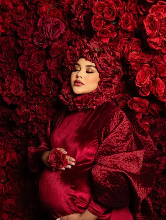Dengan nuansa full red, Aurel Hermansyah tuai banyak pujian di maternity shoot kali ini [@aurelie.hermansyah]