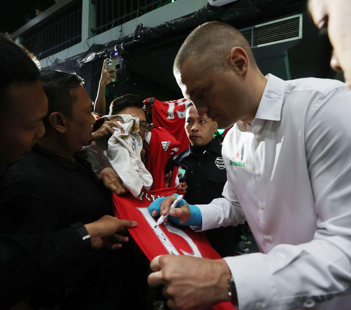 Mantan bintang Manchester United, Nemanja Vidic menandatangani jersey milik penggemarnya saat hadir dalam acara bertajuk Meet The UEFA Champions League Trophy and Legends di MGP Space SCBD, Jakarta, Sabtu (27/4/2024). Foto: Bola.com/M iqbal Ichsan