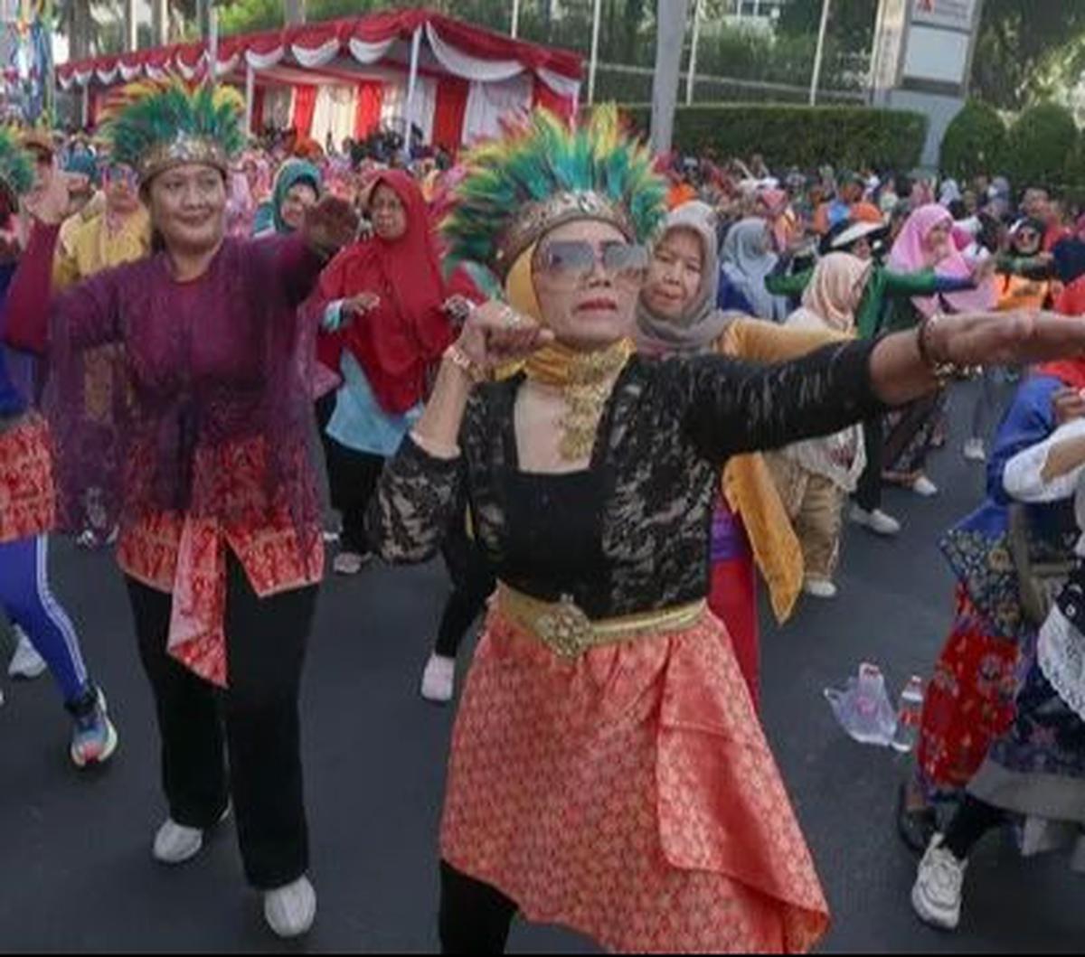 Sejumlah perempuan meramaikan 'Gebyar Poco-Poco dan Berkebaya Nasional' selama Hari Bebas Kendaraan Bermotor (atau Car Free Day (CFD) di Bundaran HI, Jakarta, Minggu (14/7/2024). Kegiatan menari poco-poco dalam balutan kebaya ini diadakan untuk menyambut 