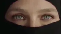 Aksi Bar Refaeli memakai niqab dalam sebuah iklan pakaian asal Israel mengundang kecaman dan tudingan Islamofobia. (dok. Instagram @sozcuhayat/https://www.instagram.com/p/BpjX0zIBnoh/Dinny Mutiah)