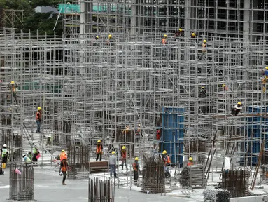 Pekerja memasang tiang-tiang besi di Depo LRT, Kelapa Gading, Jakarta Utara, Kamis (25/1). Progres pembangunan proyek LRT Jakarta secara keseluruhan telah mencapai 56,94 persen pada Januari 2018. (Liputan6.com/Arya Manggala)