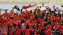 Sejumlah suporter Indonesia bersorak usai Ahmad ZigiZaresta memastikan kemenangan di final Junior Kata Male di WKF World Junior, Cadet and U-21 Championship 2015 di ICE Serpong, Kamis (12/11/2015). (Liputan6.com/Helmi Fithriansyah)