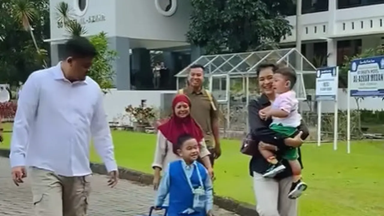 Gaya Kasual Kahiyang Ayu Antar Sedah Mirah dan Al Nahyan Sekolah Hari Pertama, Pakai Sneakers dan Tas Rp56jutaan