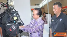 Citizen6, Jakarta: Selain itu MKP Sharif C Sutardjo mengamati peralatan Diving pada Job Fair dan mencicipi ikan olahan yang dipamerkan pada Job Fair on Marine and Fisheres di Smesco Tower, Jakarta. (Pengirim: Efrimal Bahri)
