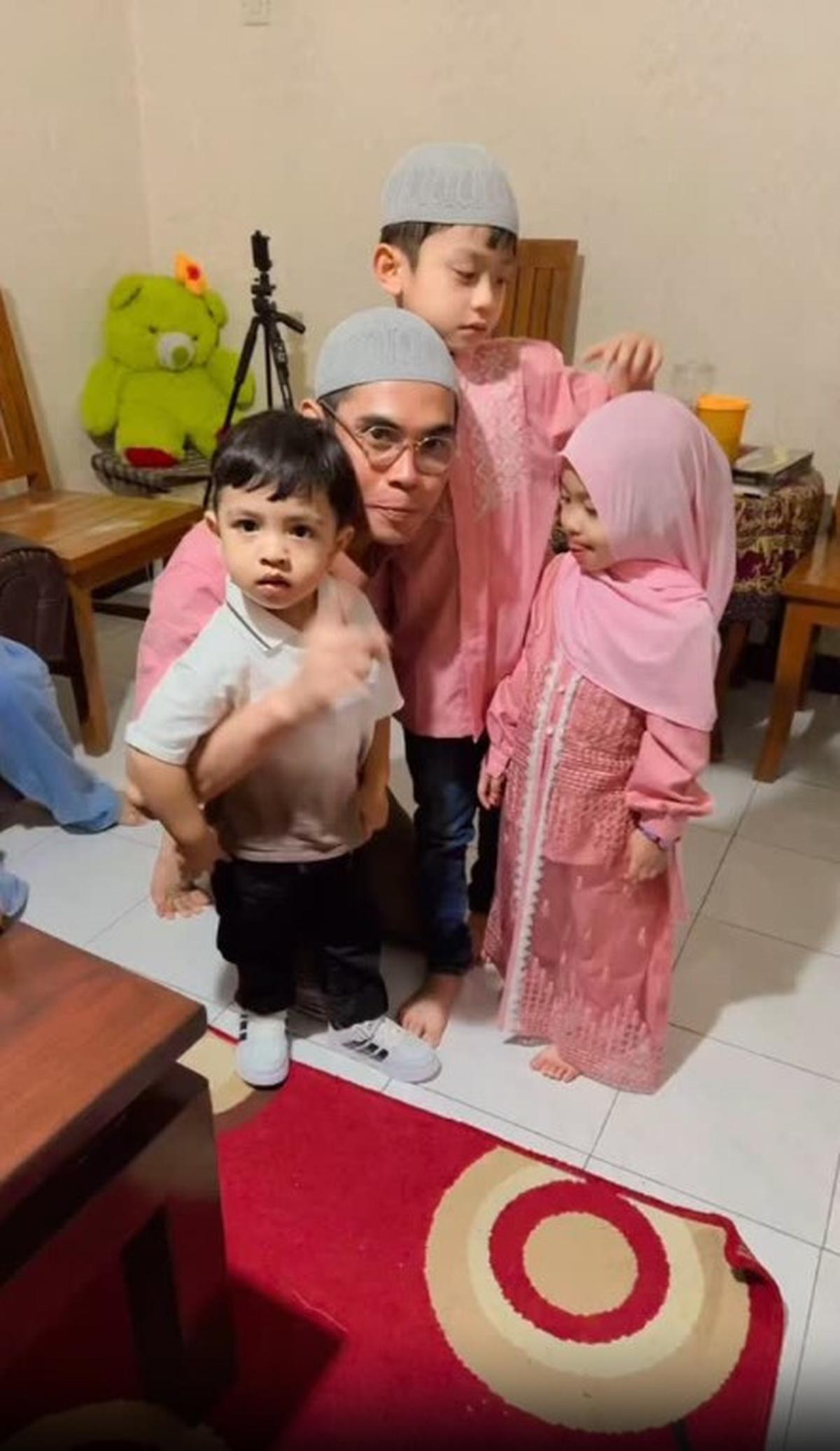 Potret Aqiqah Ritsuki yang Digelar di Tulungagung, Salah Fokus Mama Mega Cantik Banget Full Makeup